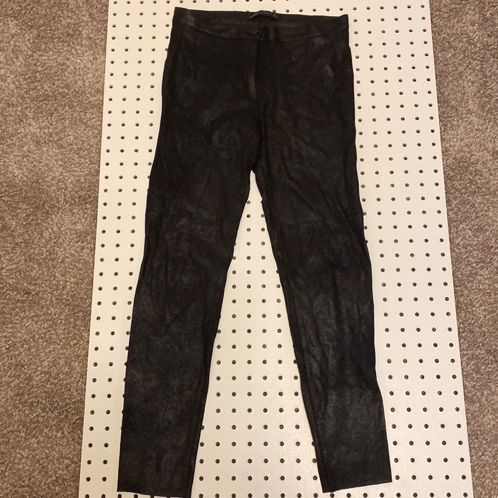 ZARA BLACK SKINNY PANT. Size SMALL. Textured look.
